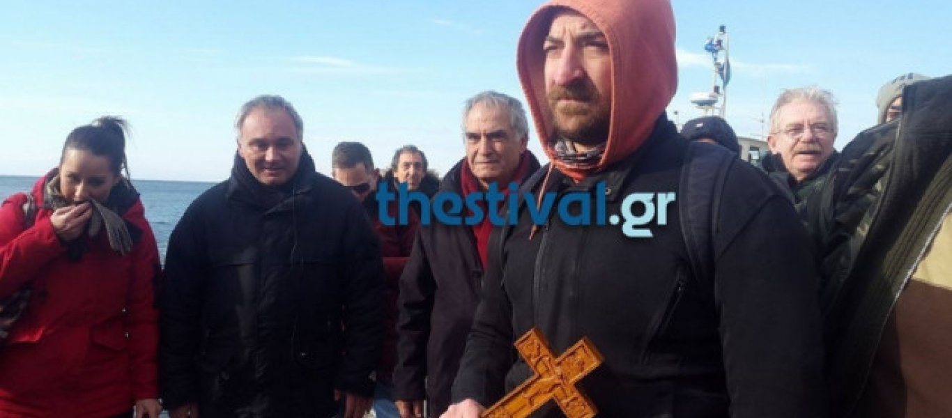 Θεοφάνεια: Ένας 34χρονος έπιασε το σταυρό στο Θερμαϊκό (βίντεο)